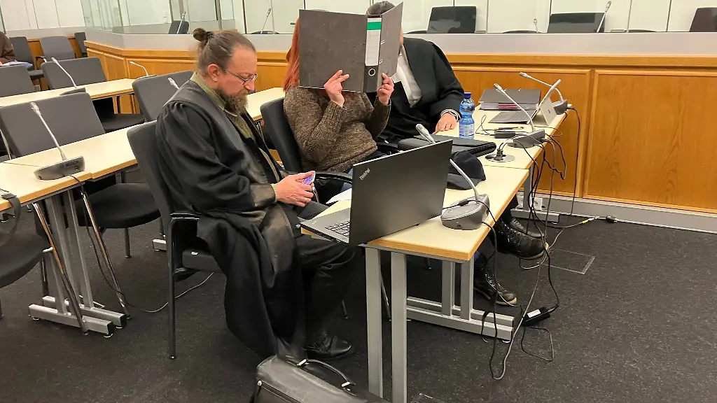 Die-mutmassliche-Reichsbuergerin-schwieg-zum-Prozessauftakt-im-Oberlandesgericht-Celle