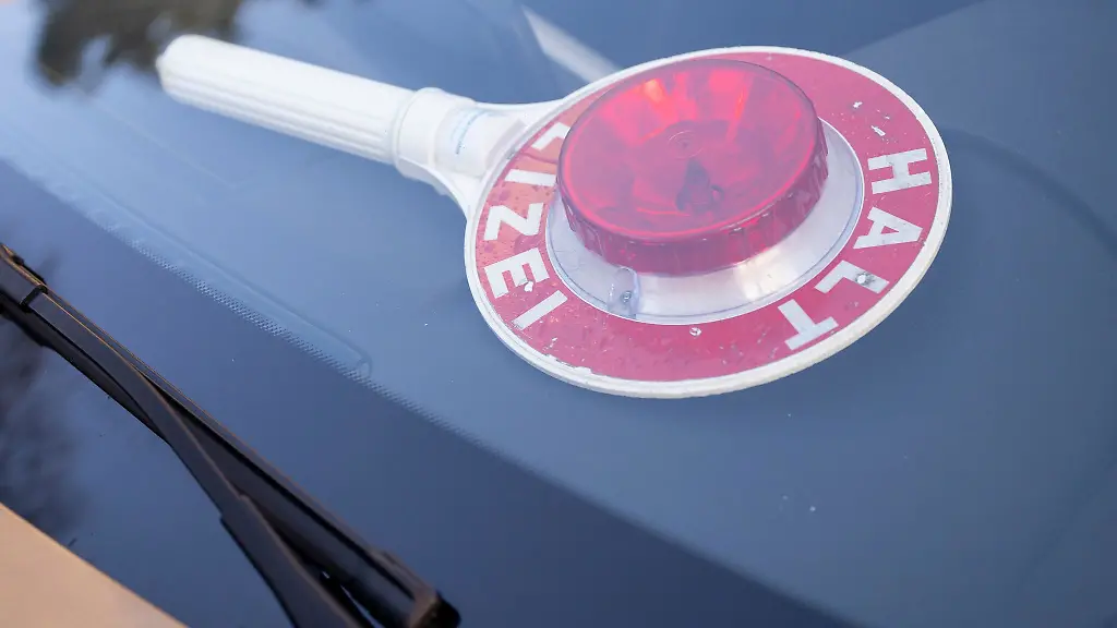 Polizisten-kontrollierten-den-Wagen-einige-Kilometer-nach-dem-Grenzuebergang-auf-der-A3