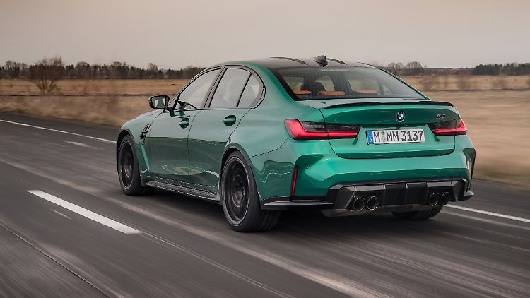 Breite Spur, weit ausgestellte Kotflügel und vierflutige Abgasanlage: Die M3 Limousine lässt keine Zweifel an ihrer Potenz.