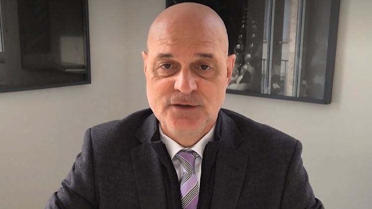 Peter Kremsner ist Professor für Tropenmedizin, Reisemedizin und Parasitologie und Direktor des Instituts für Tropenmedizin am Universitätsklinikum Tübingen. Kremsner war zudem auch für die Curevac-Impfstudie verantwortlich.