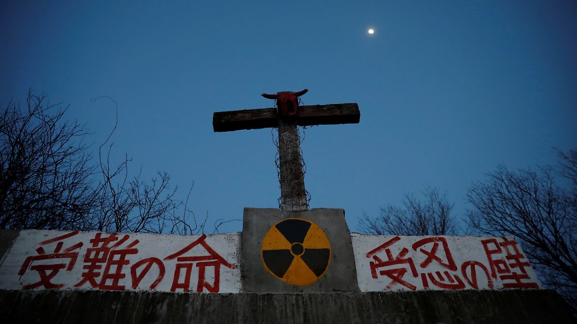 Doch die japanische Regierung möchte die Folgen der Havarie überwinden, das Leben soll weitergehen, die Wirtschaft rund um Fukushima wieder florieren. Nach dem Wunsch der Politiker sollen die Menschen so schnell wie möglich zurückkehren. Auch durch finanziellen Druck.