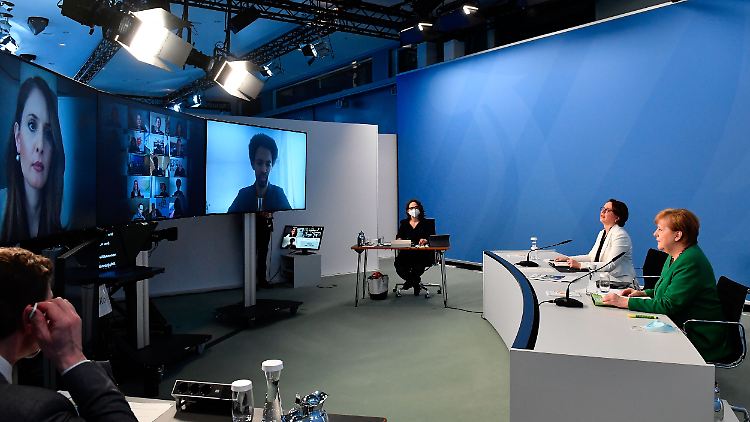 Bundeskanzlerin Angela Merkel und Annette Widmann-Mauz, Beauftragte der Bundesregierung für Migration, Flüchtlinge und Integration, beim Integrationsgipfel im Kanzleramt.