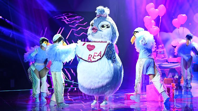 In der Show errät niemand, wer sich hinter dem Küken verbirgt.