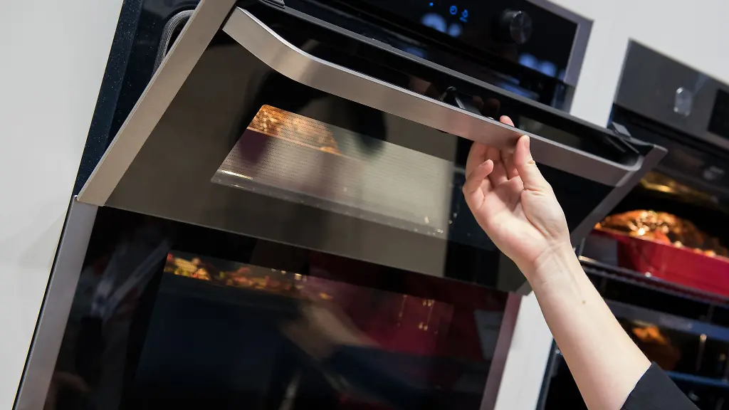 Wer-die-Ofentuer-nach-dem-Backen-zur-Raumerwaermung-offen-stehen-laesst-riskiert-dass-die-Waerme-und-Feuchtigkeit-den-umliegenden-Moebeln-und-Oberflaechen-schaden