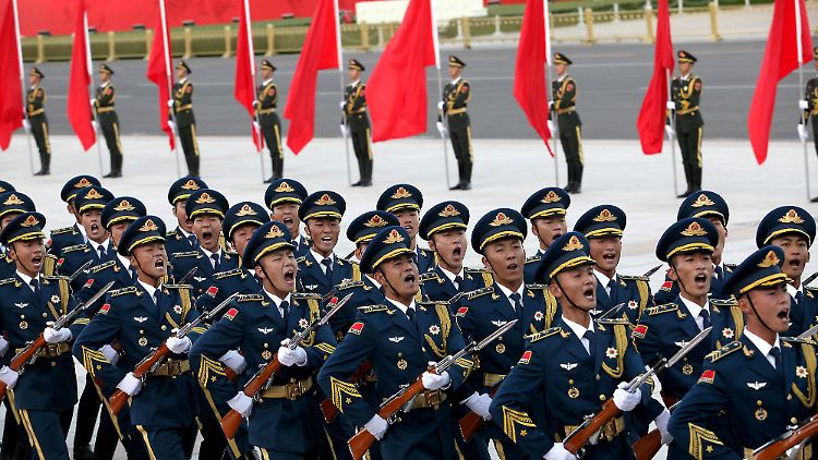 Chinesische Soldaten bei einer Militärparade.