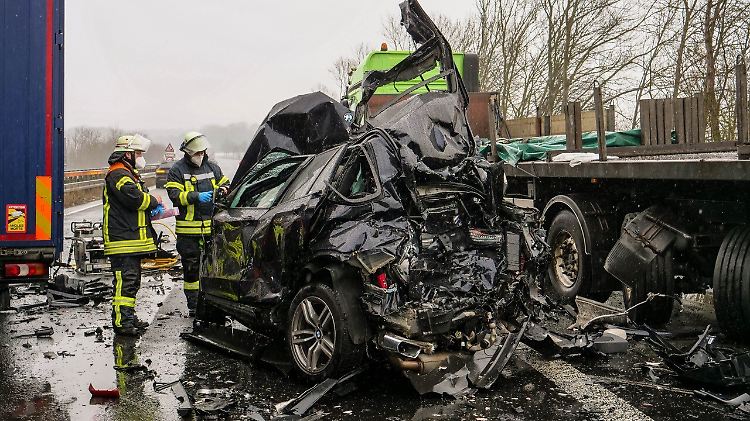 Das Auto wurde völlig deformiert.