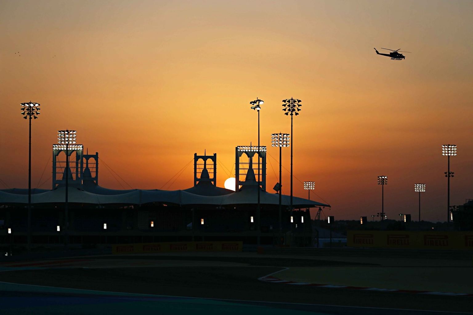 Am 26. März startet auf dem Bahrain International Circuit die neue Formel-1-Saison. RTL überträgt nur noch 4 der insgesamt 23 Rennen, was nur so viel bedeutet, als dass das Free-TV auch die letzte Bastion des ernst zu nehmenden Motorsports verloren hat. Doch wie dem auch sei, die Teams haben sich vorbereitet und ntv.de stellt Fahrzeuge und Fahrer vor. 