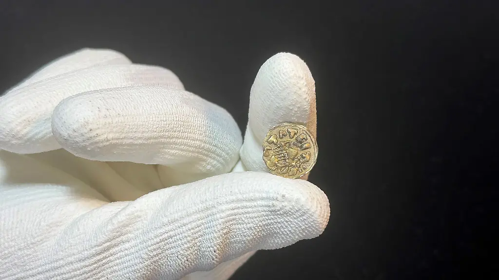 Die-rund-1-300-Jahre-alte-merowingische-Muenze-ist-nur-1-1-Gramm-schwer