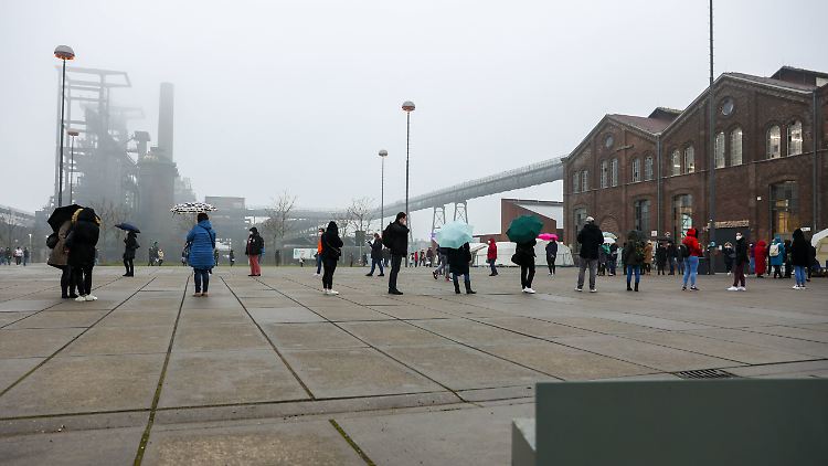 Hier stehen Menschen in Dortmund für den knappen Impfstoff an.