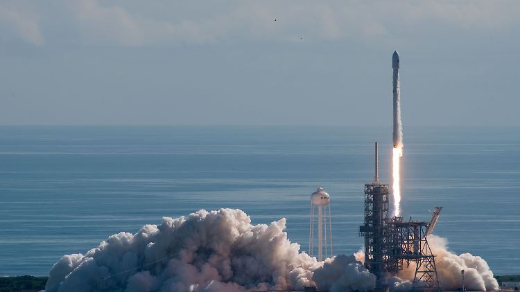 Eine Falcon-9-Rakete von Space X hebt am Weltraumbahnhof Cape Canaveral ab.