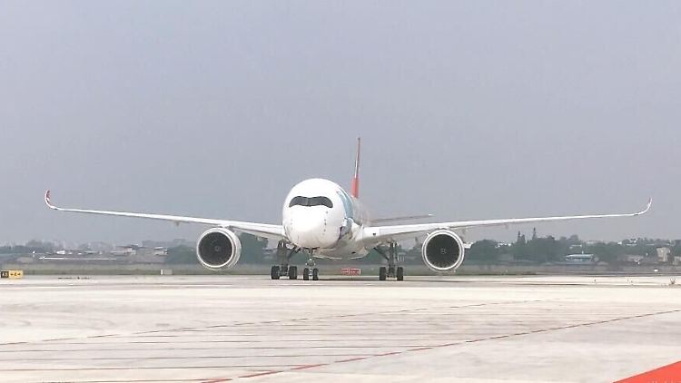 Die irisch-niederländische AerCap - hier der Kunde Sichuan Airlines - übernimmt die Leasing-Sparte von GE.