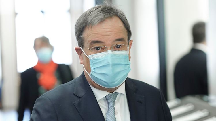 Masken, Masken, Masken: Laschet kann dem Thema nicht entkommen.