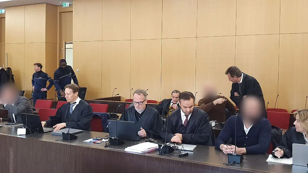 Mit-einem-europaweiten-Netz-von-Scheinfirmen-soll-eine-dreikoepfige-Bande-in-grossem-Stil-Umsatzsteuer-hinterzogen-haben-Die-Staatsanwaltschaft-beziffert-den-Schaden-auf-93-Millionen-Euro