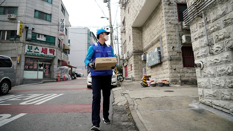 2020-03-04T000000Z_254009339_RC2BDF9R6TSB_RTRMADP_3_HEALTH-CORONAVIRUS-SOUTHKOREA-RETAIL.JPG