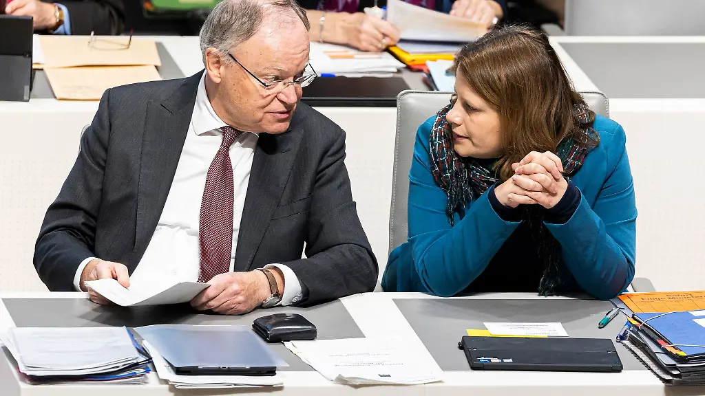 Niedersachsens-Ministerpraesident-Weil-und-Stellvertreterin-Hamburg-haben-ihre-Plaene-fuer-2025-vorgestellt