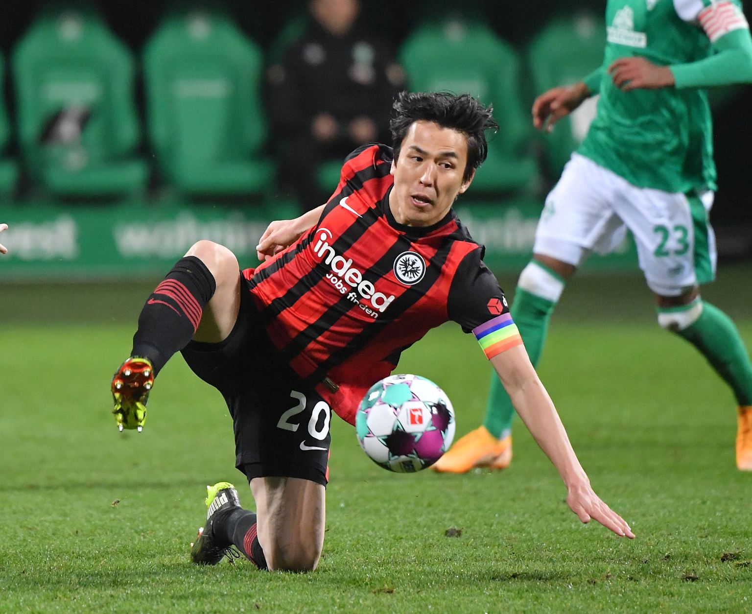 Makoto Hasebe ist der älteste aktive Feldspieler der Fußballbundesliga - und der Japaner verlängert seinen Vertrag. Historisch befindet sich der Profi von Eintracht Frankfurt schon jetzt in guter Gesellschaft.