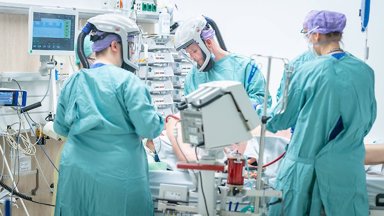 Laut der Studie sterben etwa 4 von 1000 Betroffenen an einer Infektion mit B.1.1.7.
