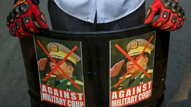 Mehr als 60 Menschen haben ihre Teilnahme an den Demonstrationen gegen die Militärjunta mit dem Leben bezahlt.