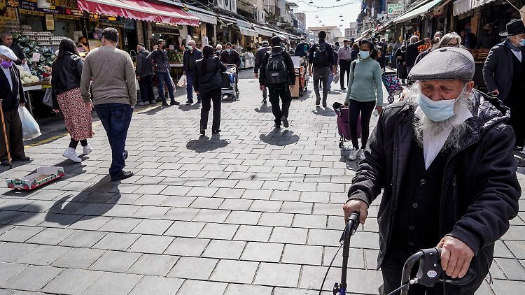 In Israel sind viele Aktivitäten wie Restaurantbesuche für die Inhaber eines Corona-Impfpasses wieder möglich.