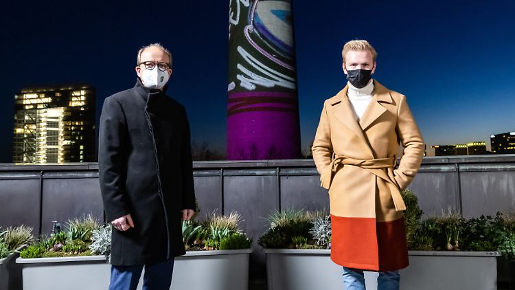 Leon Löwentraut und Marcus Schäfer vor dem Rheinturm