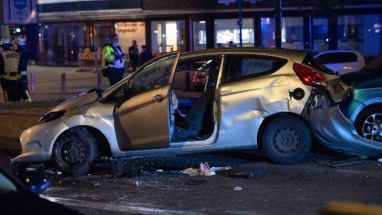 Die Wucht der Kollision war so stark, dass mehrere parkende Fahrzeuge auch durch herumfliegende Autoteile beschädigt wurden.