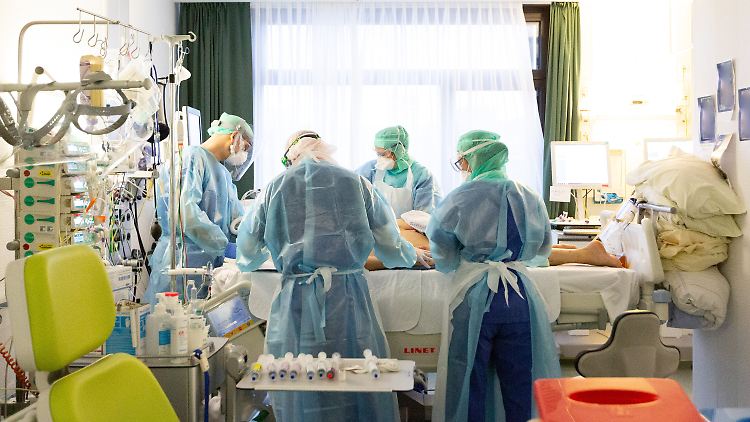 Es liegen zwar deutlich weniger Covid-19-Patienten auf den Intensivstationen, aber die Zahl der freien Betten hat sich nicht erhöht.