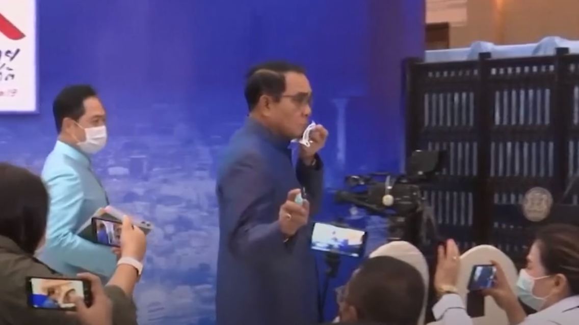 prayuth-desinfektionsmittel.jpg
