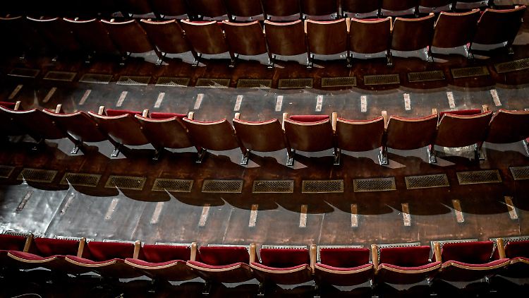 Das Berliner Ensemble hatte bereits im Frühjahr Sitzreihen für größere Abstände im Saal entfernt.
