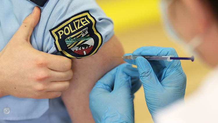 Eine Polizistin wird mit dem Vakzin von Astrazeneca geimpft.