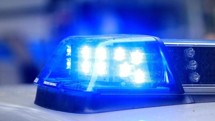 Unter den 22 Geschleusten seien sechs Minderjährige gewesen, wie die Polizei berichtet.