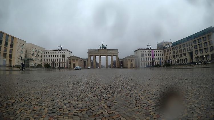Regen und Graupelschauer in Berlin: Das Brandenburger Tor ist menschenleer.
