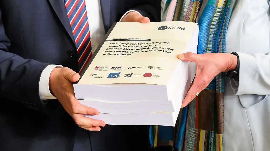 Vor-einem-Jahr-hat-die-Evangelische-Kirche-in-Deutschland-eine-Studie-zu-sexualisierter-Gewalt-und-Missbrauch-vorgestellt
