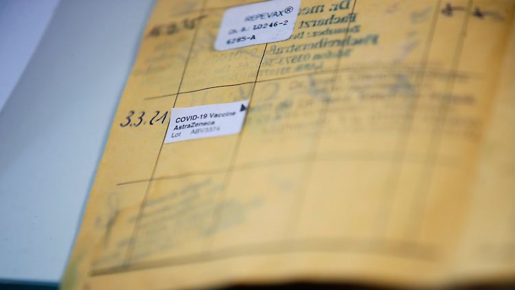 Das Impfen in den Zentren soll in Bayern schon bald durch die Einbeziehung der Hausärzte ergänzt werden.