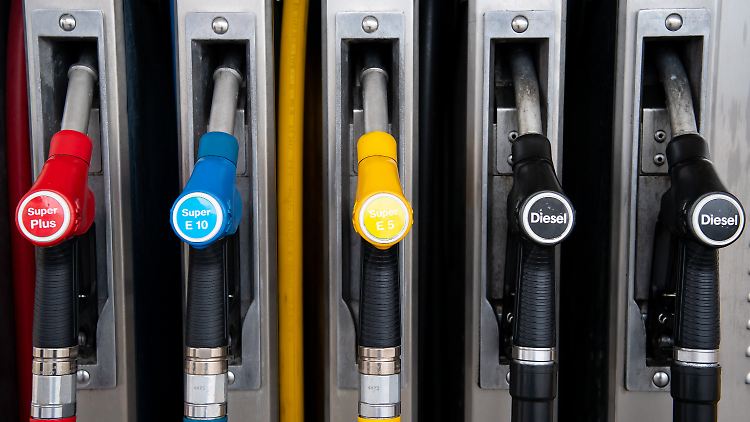 Besonders beim Tanken macht sich die hohe Inflation bemerkbar.