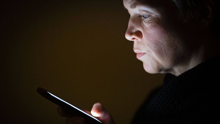 Süchtig nach dem Smartphone? Die Nutzungsdauer allein ist noch kein Beleg für eine Sucht.