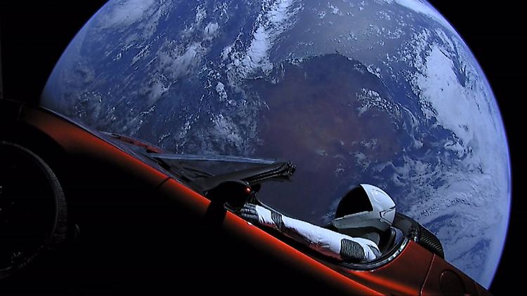 Im Februar 2018 hat SpaceX beim ersten Start der Falcon Heavy einen Tesla ins All geschickt.