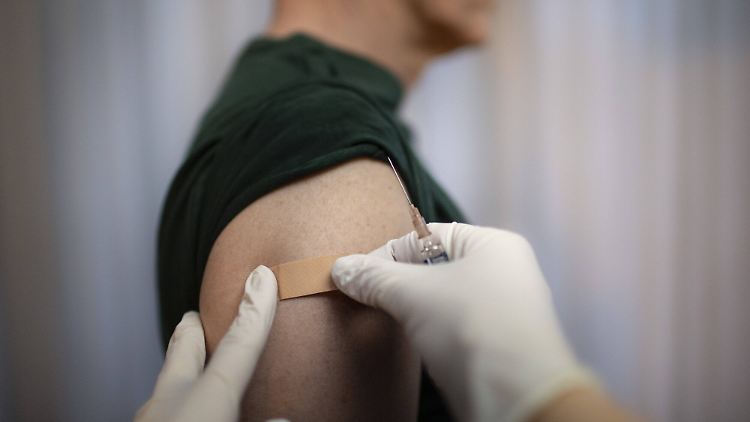 Fieber, Kopf- und Gliederschmerzen treten bei einigen Geimpften auf.