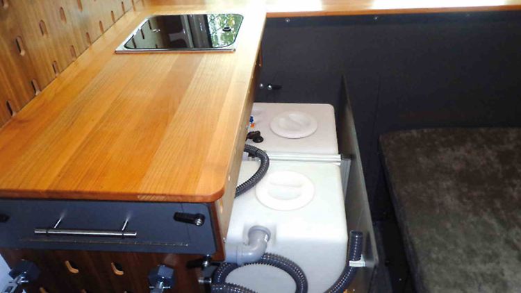 Das Küchen-Modul von Cargo-Camper mit Frisch- und Abwasser ist ab 2200 Euro verbaut.