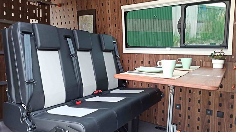 Auch das ist möglich: eine Dreiersitzbank mit Tisch.