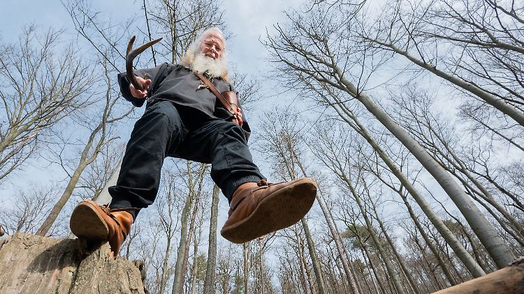 Eine kleine Sichel ist immer dabei: Im Wald hinter seinem Haus sammelt der Druide die Zutaten für seine Zaubertränke.