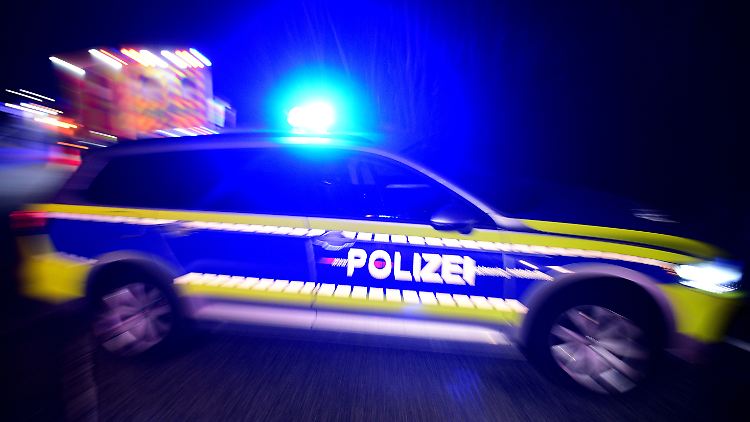 Der 59-jährige Bekannte des Verdächtigen alarmierte sofort den Rettungswagen - die Frau verstarb noch am Tatort.