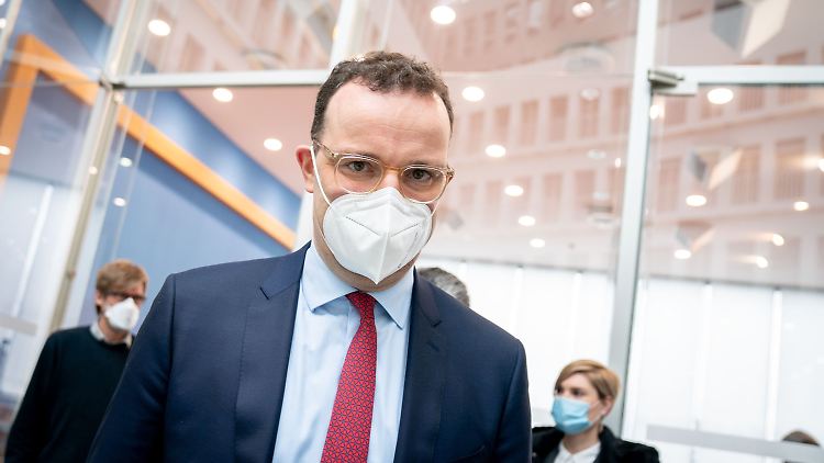 Jens Spahn verspricht noch einmal Impfungen für alle im Sommer.