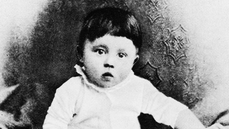 Adolf Hitler als Kleinkind in Braunau.