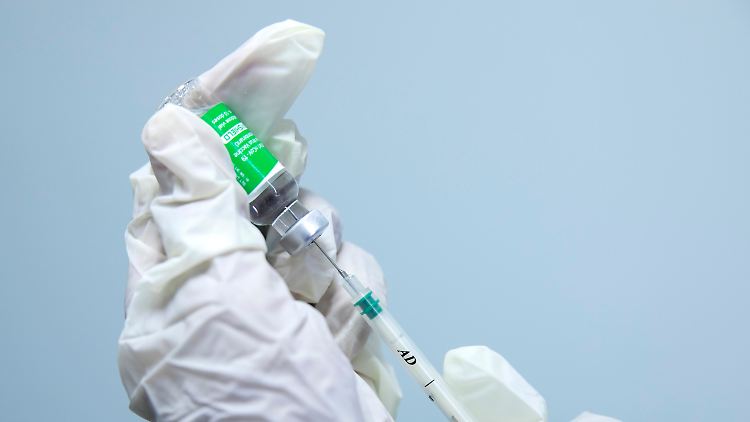 Der britisch-schwedische Pharmakonzern weist Sorgen wegen schwerer Nebenwirkungen seines Corona-Impfstoffs zurück.