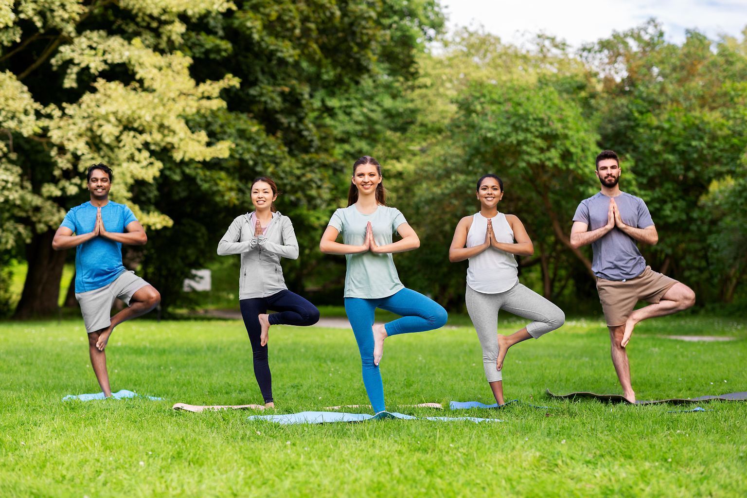 Um sich fit zu halten, praktizieren die einen Yoga …