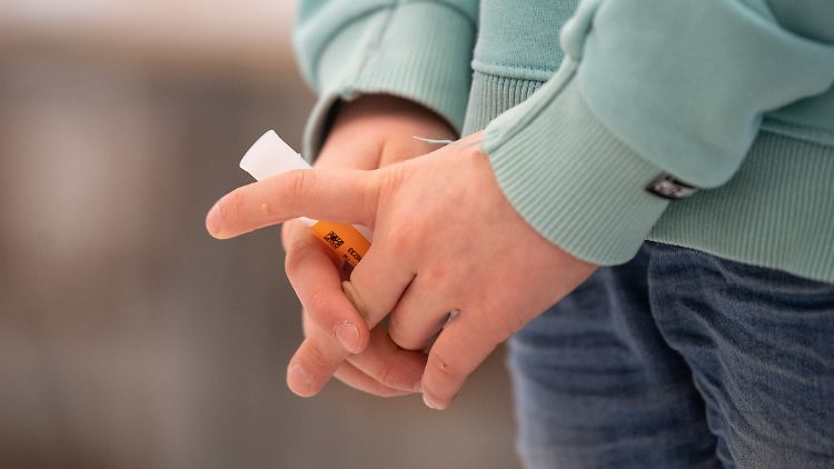 Schülerin mit einer Selbsttest-Probe