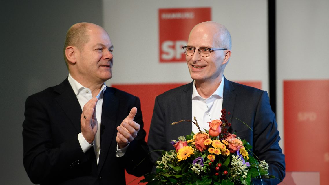 Langjährige Weggefährten: Olaf Scholz (links) zusammen mit Peter Tschentscher, der ihn 2018 als Hamburger Bürgermeister beerbte. (Archivbild)