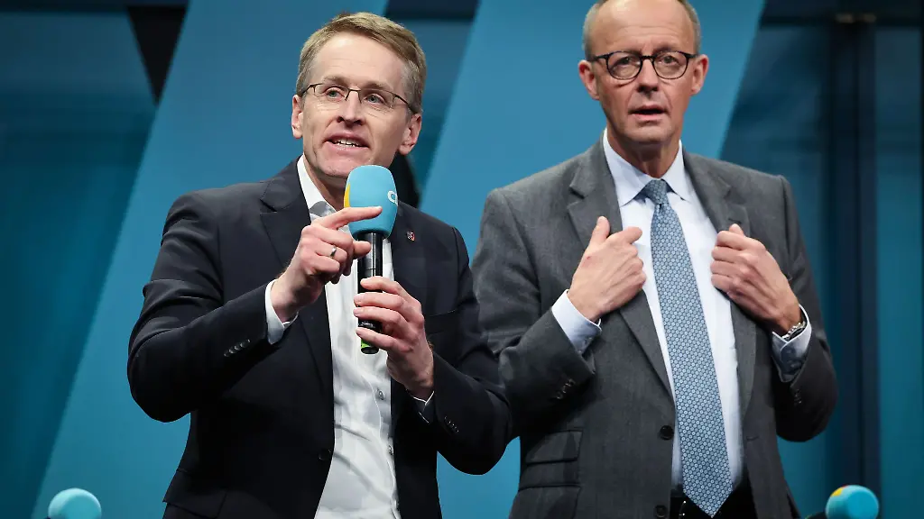 Du-bist-genau-der-Richtige-Friedrich-sagte-Daniel-Guenther-in-Richtung-Friedrich-Merz-in-Flensburg