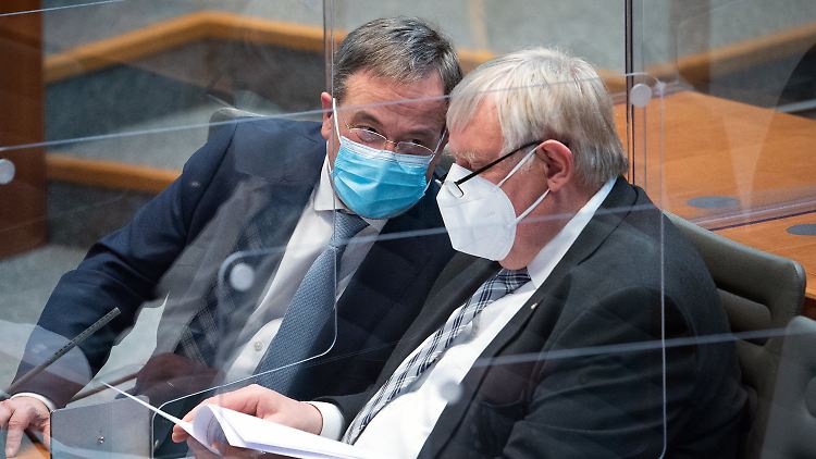 NRW-Ministerpräsident Laschet und sein Gesundheitsminister Laumann überlegen noch, wie sie mit Regionen umgehen, die über der 100er-Inzidenz liegen.