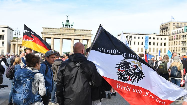 Rund 950 sogenannte "Reichsbürger und Selbstverwalter" sind derzeit als Rechtsextreme eingestuft. 